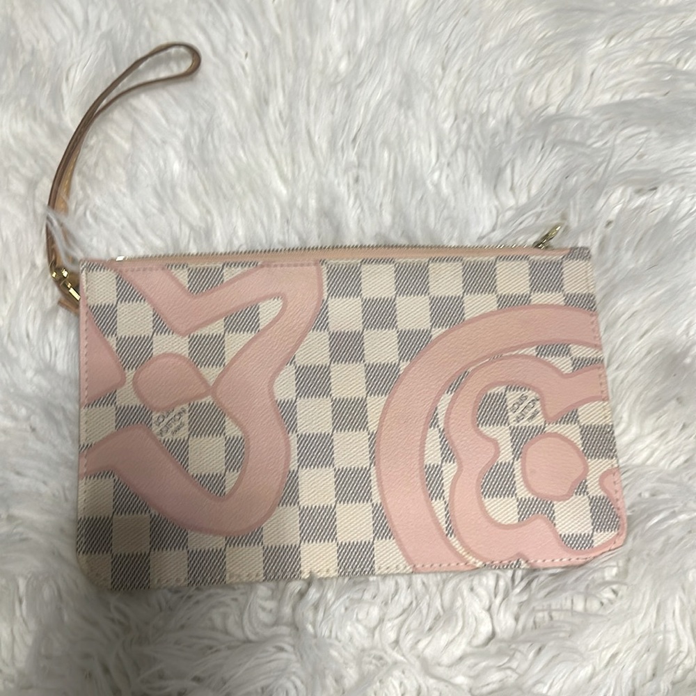 Louis Vuitton Neverfull Damier Clutch